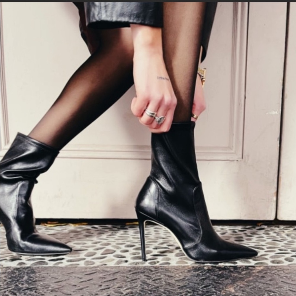 NWOB Stuart Weitzman stretch 100 booties black size 9